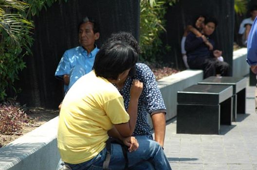 Parejas de enamorados en las calles de Lima