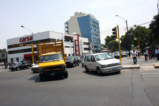 Imágenes del Cruce de la avenida Javier Prado con Rivera Navarrete