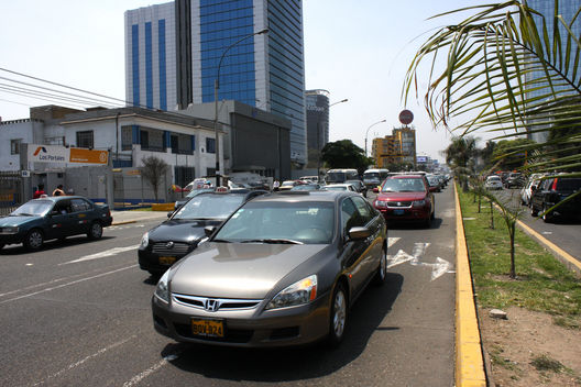 Imágenes del Cruce de la avenida Javier Prado con Rivera Navarrete