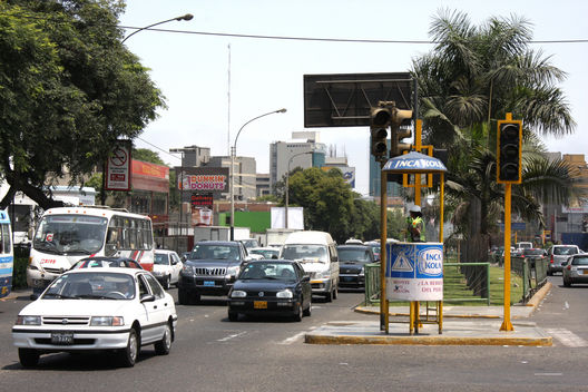 Imágenes del Cruce de la avenida Javier Prado con Rivera Navarrete