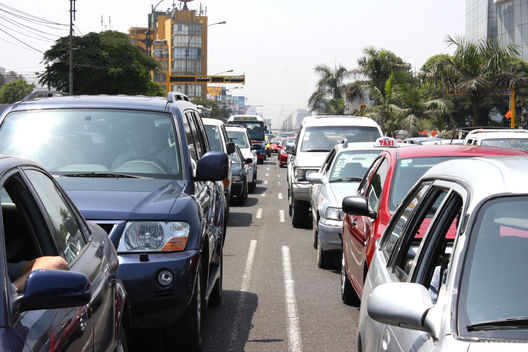 Imágenes del Cruce de la avenida Javier Prado con Rivera Navarrete