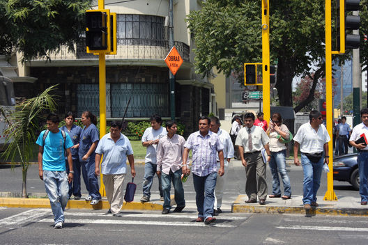 Imágenes del Cruce de la avenida Javier Prado con Rivera Navarrete