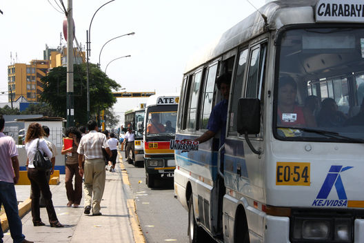 Imágenes del Cruce de la avenida Javier Prado con Rivera Navarrete