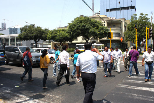 Imágenes del Cruce de la avenida Javier Prado con Rivera Navarrete