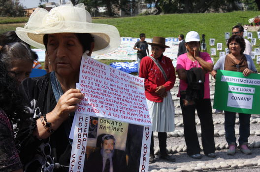 Madres de las Victimas protestando en el monumento del ojo que llora