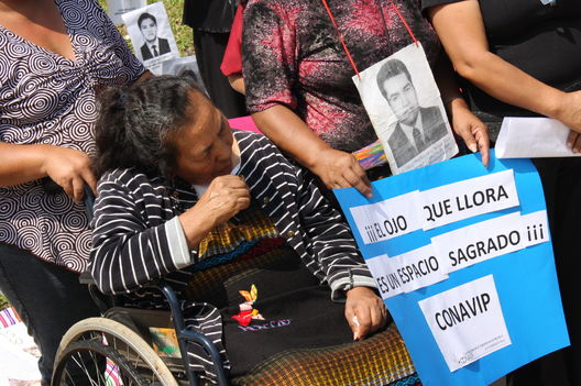 Madres de las Victimas protestando en el monumento del ojo que llora
