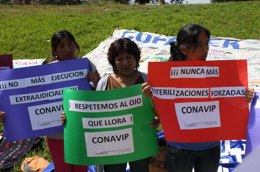 Madres de las Victimas protestando en el monumento del ojo que llora