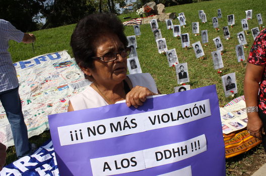 Madres de las Victimas protestando en el monumento del ojo que llora