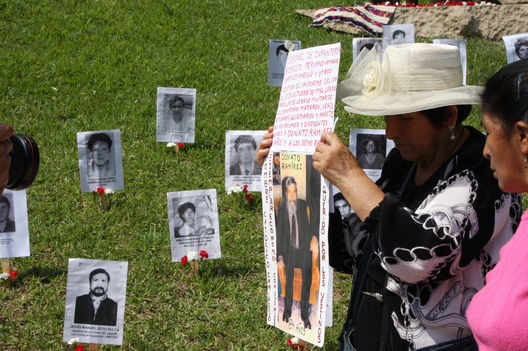 Madres de las Victimas protestando en el monumento del ojo que llora