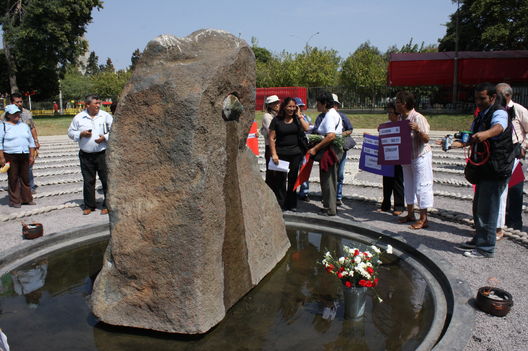 Madres de las Victimas protestando en el monumento del ojo que llora