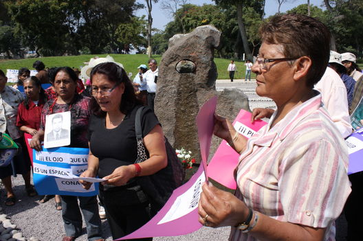 Madres de las Victimas protestando en el monumento del ojo que llora