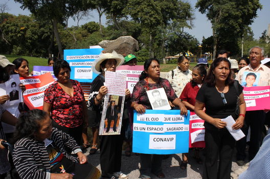 Madres de las Victimas protestando en el monumento del ojo que llora