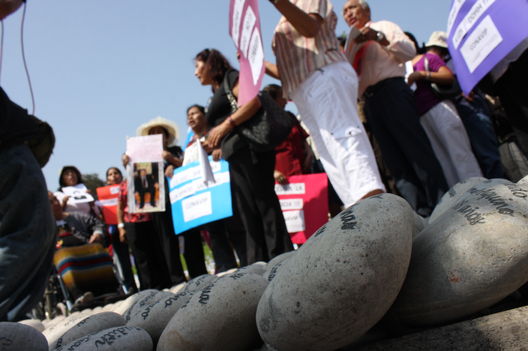 Madres de las Victimas protestando en el monumento del ojo que llora