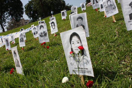 Madres de las Victimas protestando en el monumento del ojo que llora