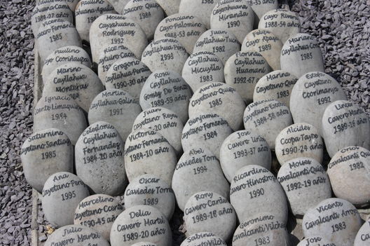 Madres de las Victimas protestando en el monumento del ojo que llora