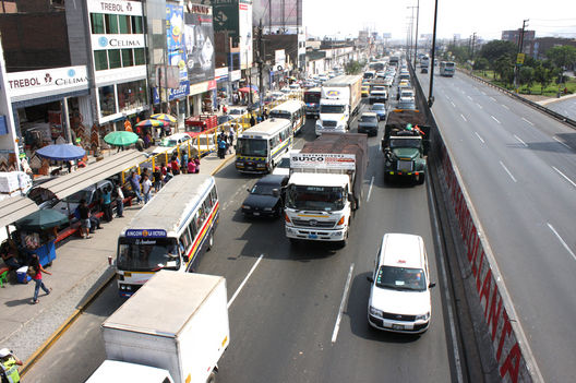 Transporte Publico en Plena Avenida arequipa