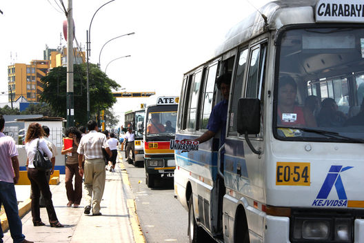 Transporte Publico en Plena Avenida arequipa