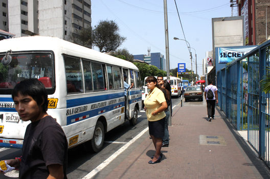 Transporte Publico en Plena Avenida arequipa