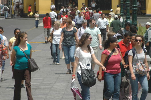 Personas Caminando en la plaza de armas