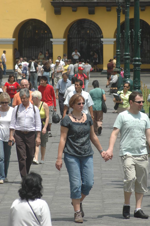 Personas Caminando en la plaza de armas