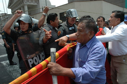 Huelgas de la C.G.T.P en la avenida abancay