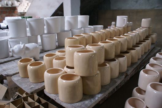 Personal Elaborando Vasijas de Ceramicas