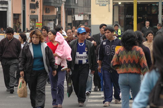 Peatones llendo a sus centro de trabajos
