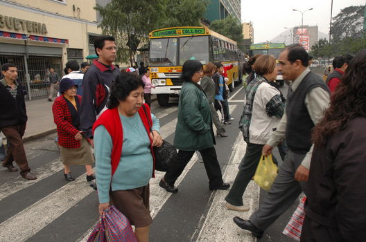 Peatones llendo a sus centro de trabajos