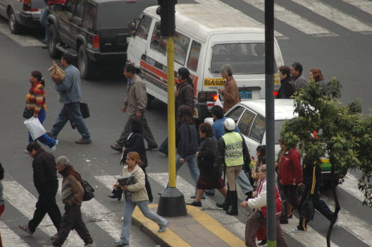 Peatones llendo a sus centro de trabajos
