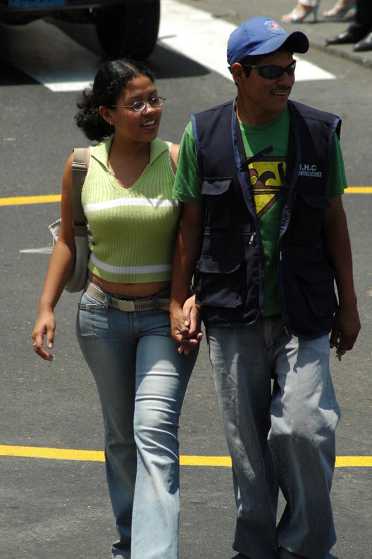 Parejas de Enamorados en la plaza de armas