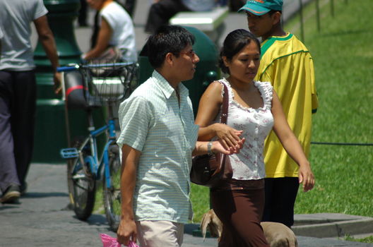 Parejas de Enamorados en la plaza de armas