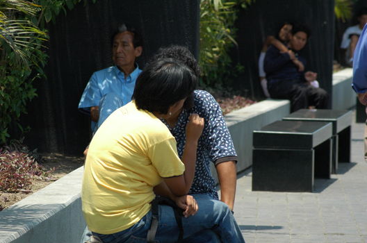 Parejas de Enamorados en la plaza de armas