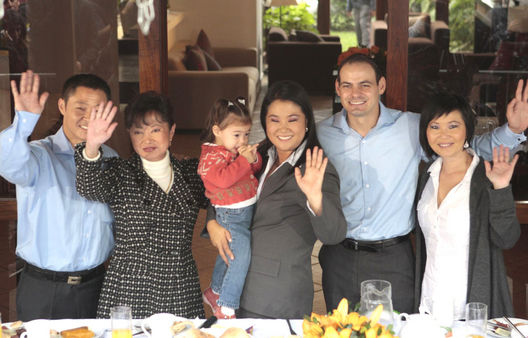 Keiko Fujimori, en pleno desayuno electoral con su familia