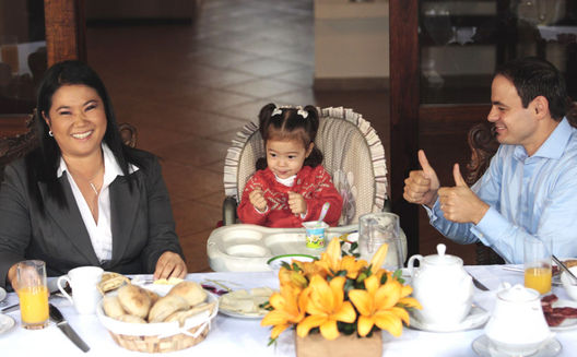 Keiko Fujimori, en pleno desayuno electoral con su familia