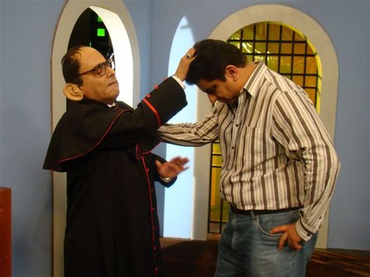 Carlos Raffo graba parodia con Carlos Álvarez