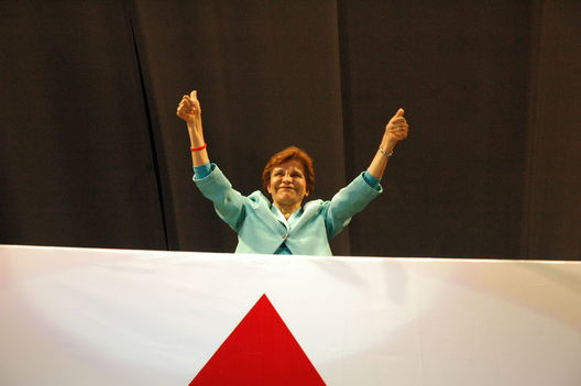 Congresista Mercedes Cabanillas en Pleno Mitin del partido aprista