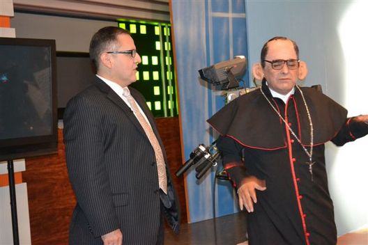 Beto Ortiz graba parodia con Carlos Álvarez