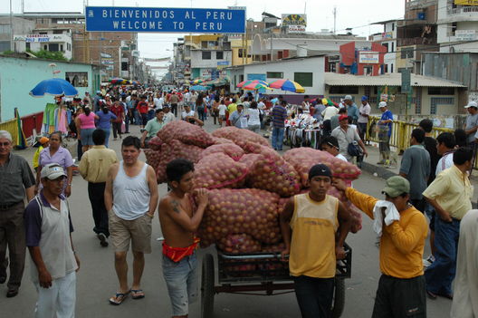 Comercio ilegal en la frontera  Perú y Ecuador