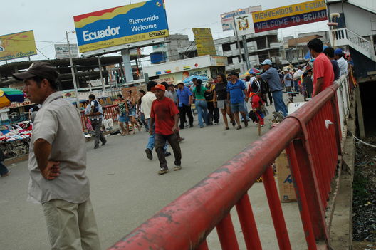 Comercio ilegal en la frontera  Perú y Ecuador