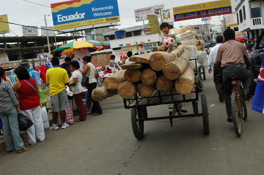 Comercio ilegal en la frontera  Perú y Ecuador