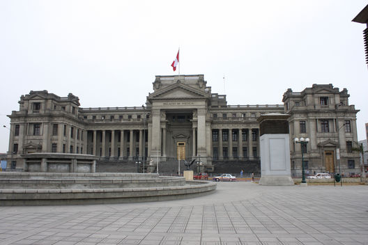 Frontis del Palacio de Justicia