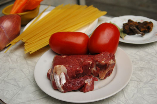 Tallarines rojos de carne, la receta