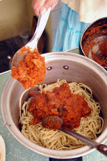 Tallarines rojos de carne, la receta