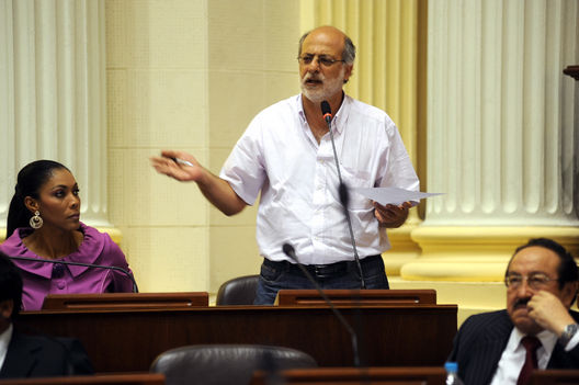 Congresista Daniel abugattas en el congreso de la republica