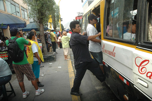 Transporte Publico en Plena Avenida abancay