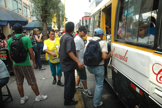 Transporte Publico en Plena Avenida abancay