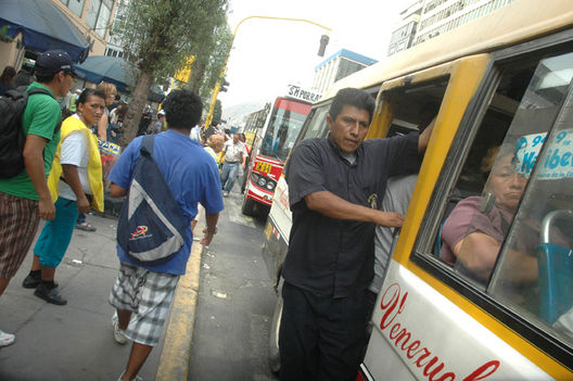 Transporte Publico en Plena Avenida abancay