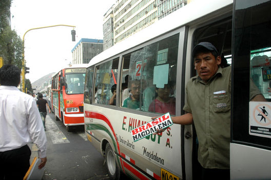 Transporte Publico en Plena Avenida abancay