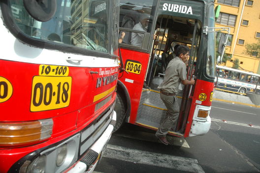Transporte Publico en Plena Avenida abancay