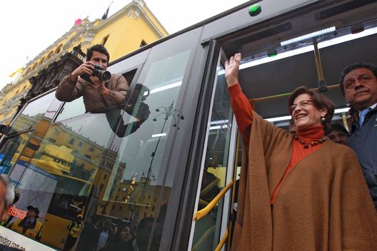 La Alcaldesa de Lima Susana Villarán,Visita el nuevo Bus patrón